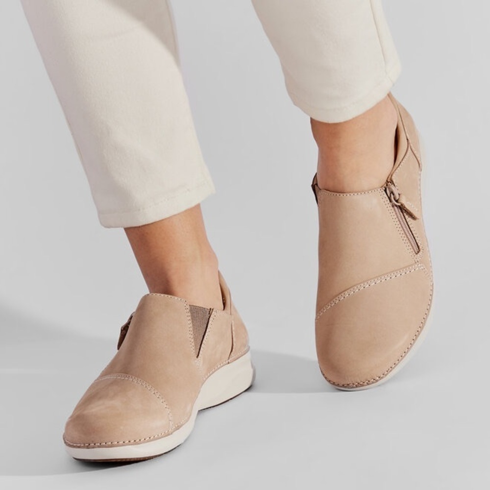 CLARKS Appley Zip Loafer in Sand Nubuck